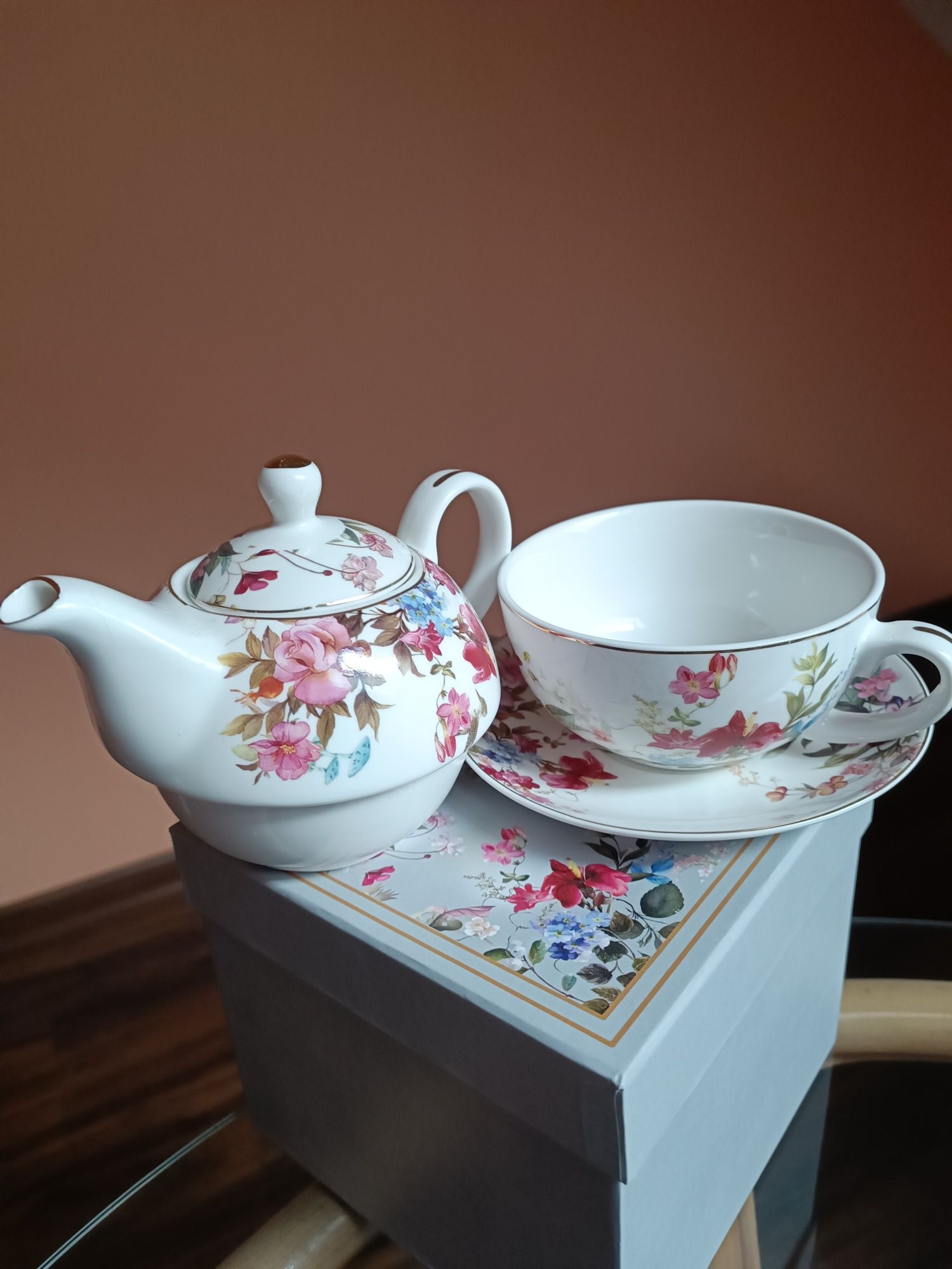 Porcelanowy komplet filiżanka talerz dzbanek