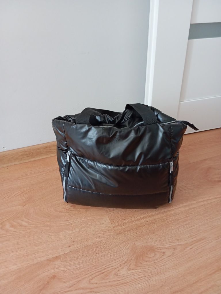 Torebka damska pikowana jest pojemna.