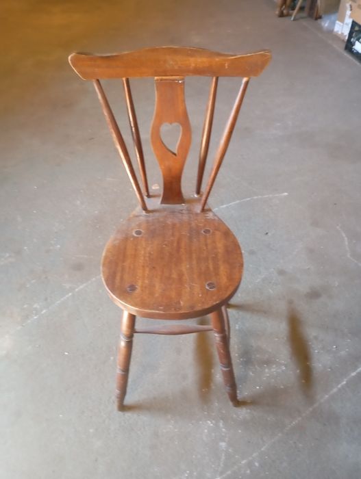 Vendo esta cadeira de rabo de bacalhau muita bonita bom estado