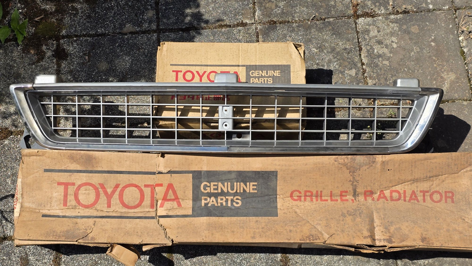 Grelha Toyota Corolla KE25 SR nova + Emblema