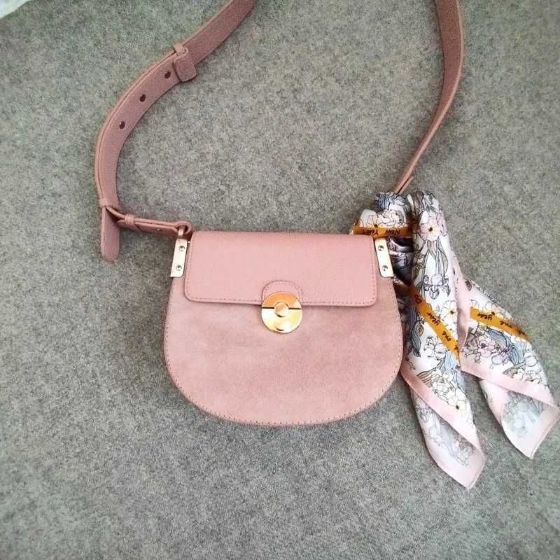 Różowa torebka listonoszka  crossbody regulowany pasek półksiężyc mała