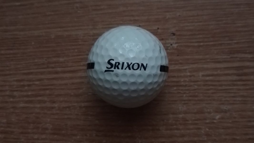 Белые мячики для гольфа