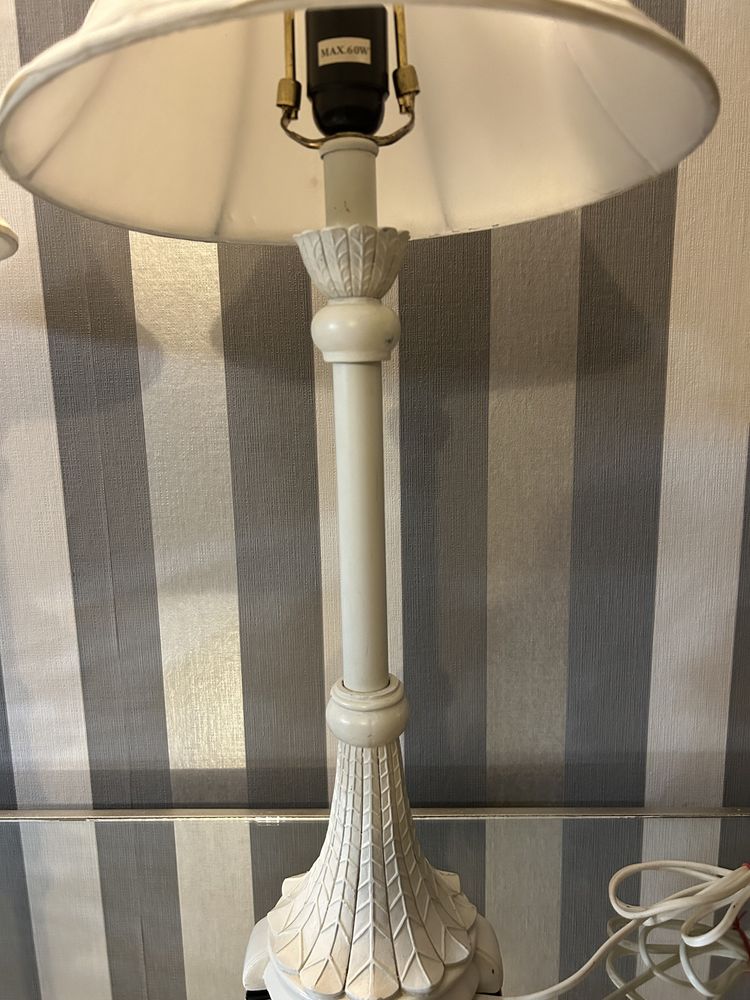 Dwie białe metalowe lampy
