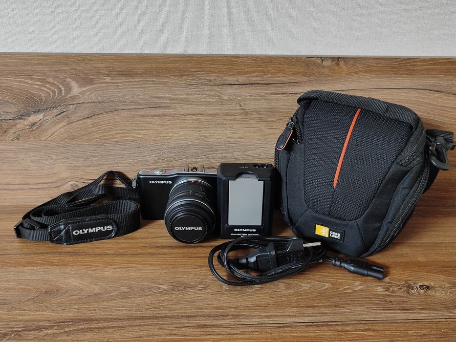 Olympus PEN Mini E-PM1 (kit 14-42mm) + комплект аксессуаров