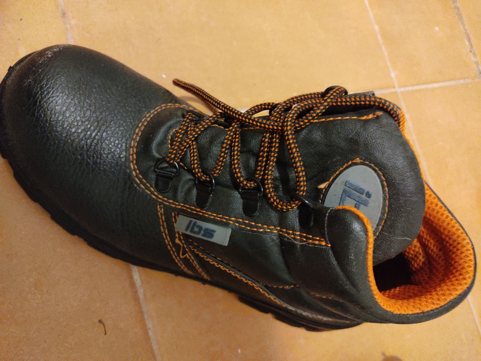 Botas de biqueira de aço novas, número 39
