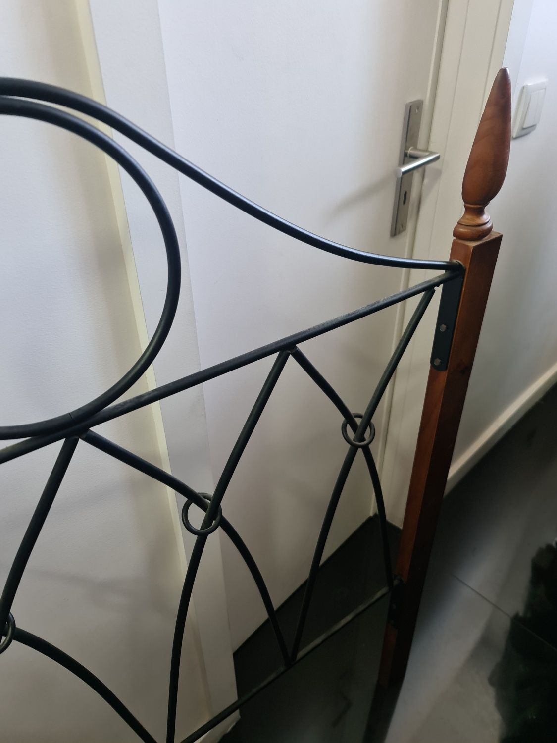 Cabeceira em metal e madeira