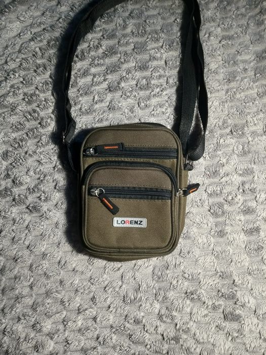 Зелена сумка з багатьма карманами