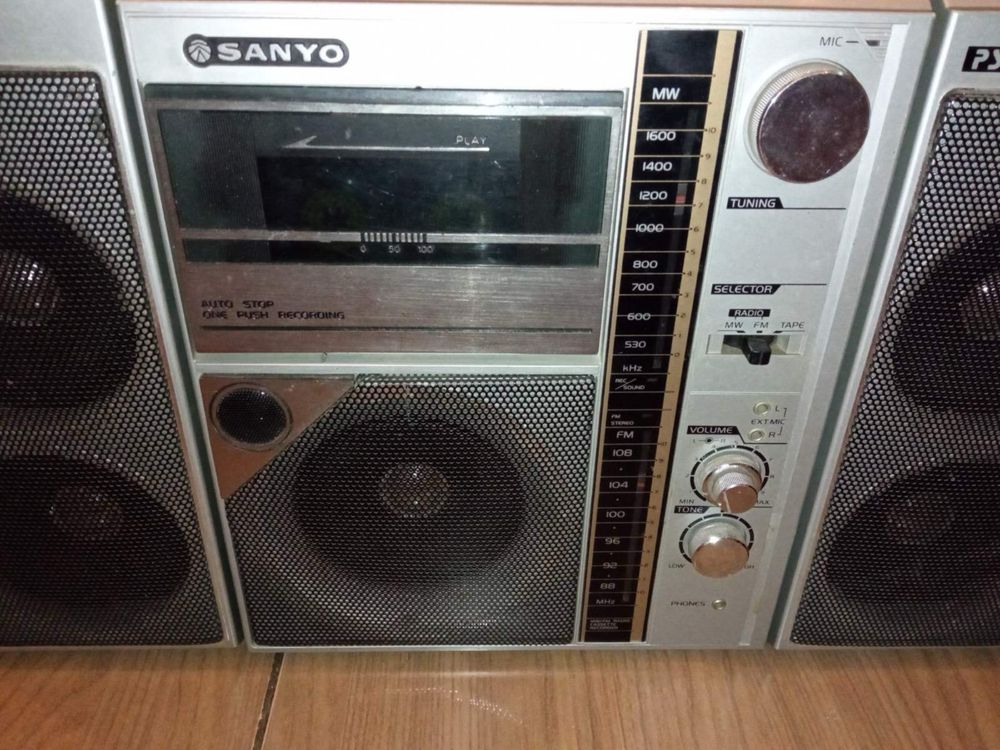 Продам винтажную японскую магнитолу SANYO