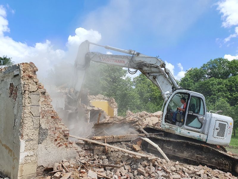 koparka wyburzenia rozbiórki prace ziemne transport usługi spycharką