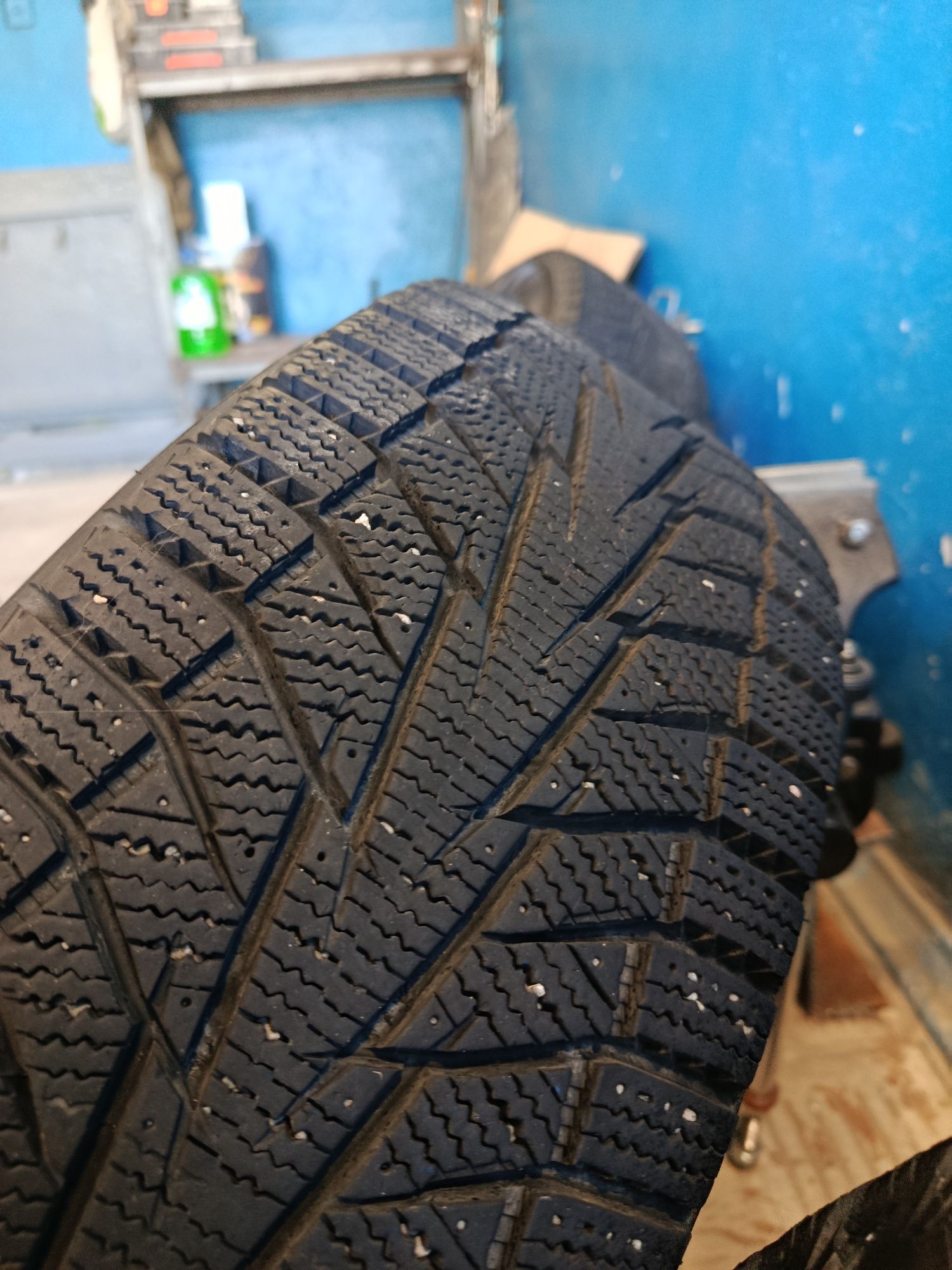 Продам резину с дисками Зима Hankook 185.65.R14