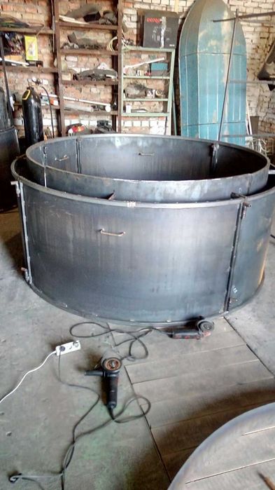 Металлические формы для изготовления бетонных колец.