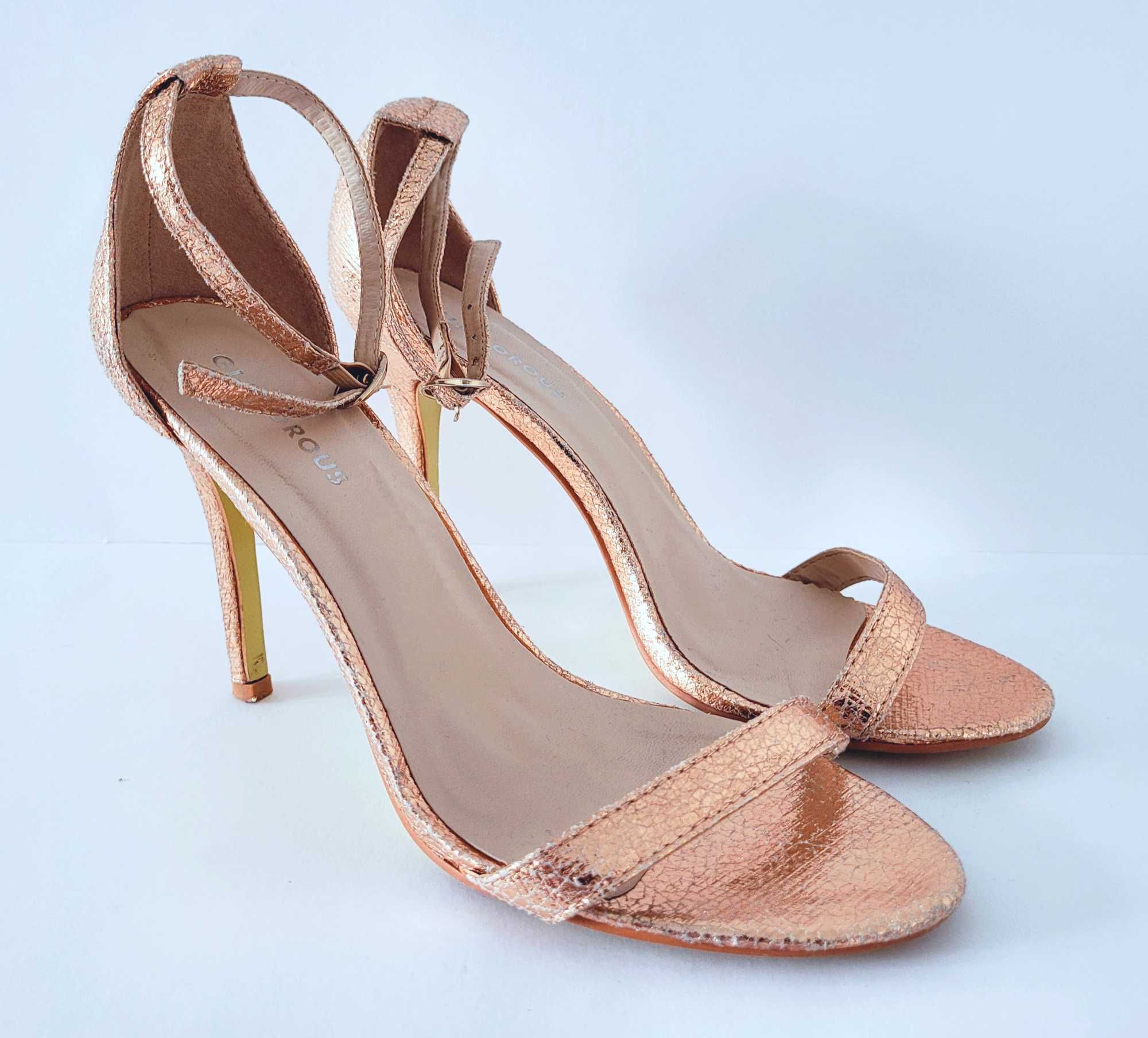 Błyszczące złote szpilki sandały Glamorous 39