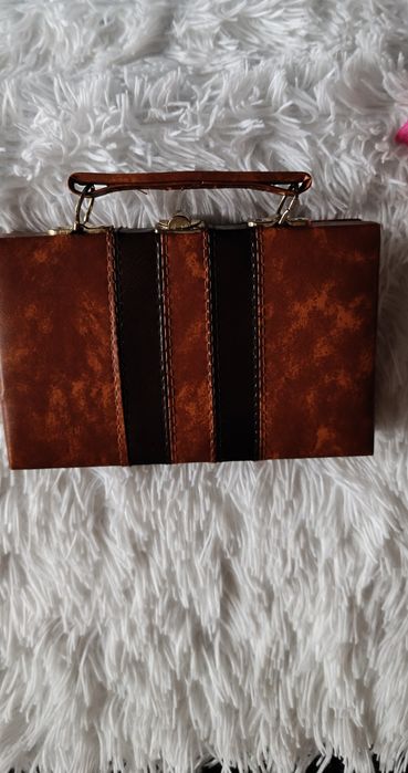 Bolsa em pele genuína . Tamanho pequeno. Castanha