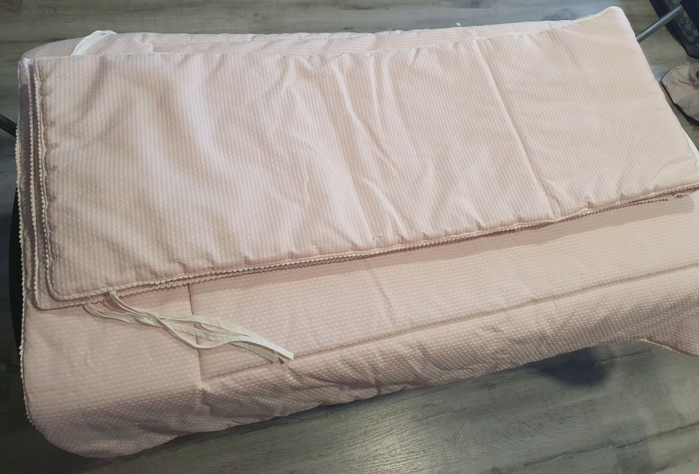 Colcha Rosa para berço +protecção lateral
