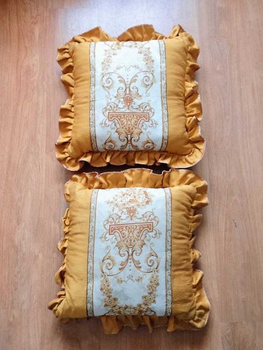 Par de almofadões em tecido dourado