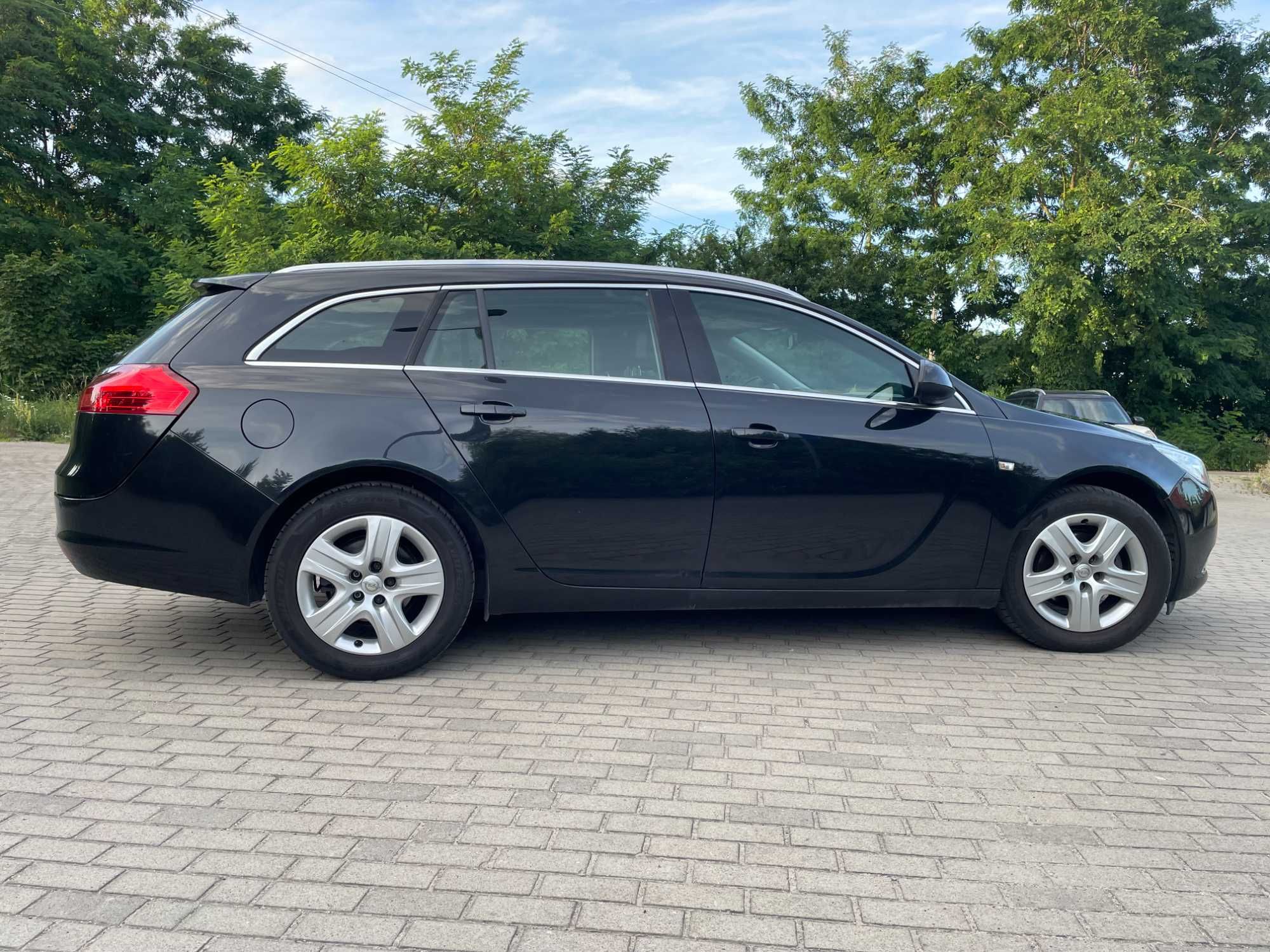 Opel Insignia 2,0 CDTI Sports Tourer 2013 r EcoFlex kolor czarna perła