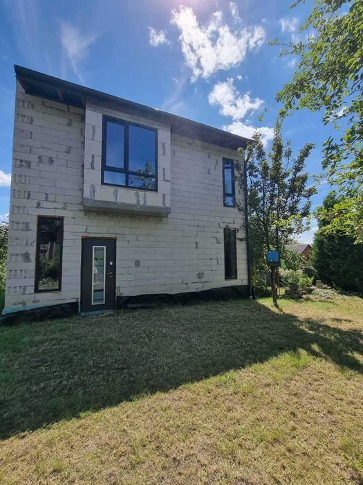 Продається 2-х поверховий будинок 10км від Львова село Липники