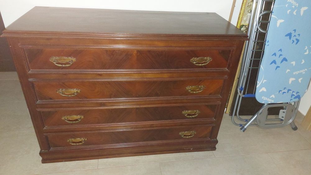 Cómoda em madeira. Em muito bom estado.