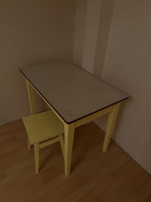 Віддам безкоштовно стіл та стілець