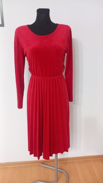 Czerwona welurowa sukienka M