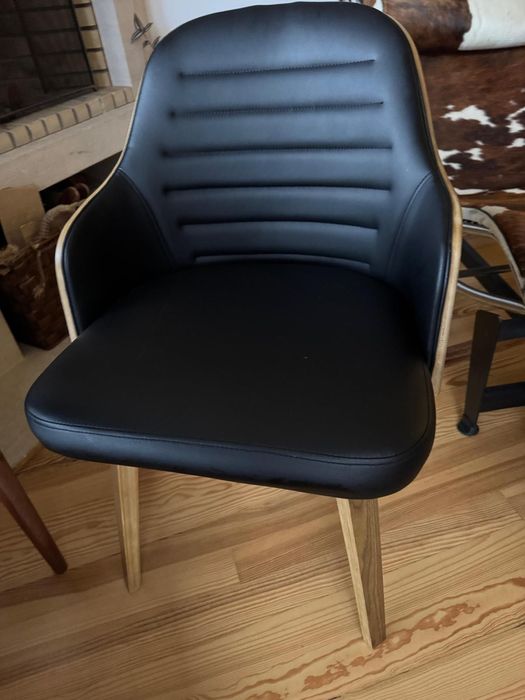 Cadeira em madeira e preto