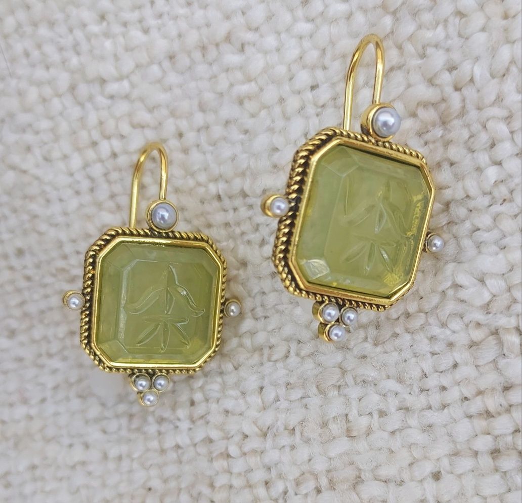 Brincos com aro aço inoxidável dourado e peças verdes