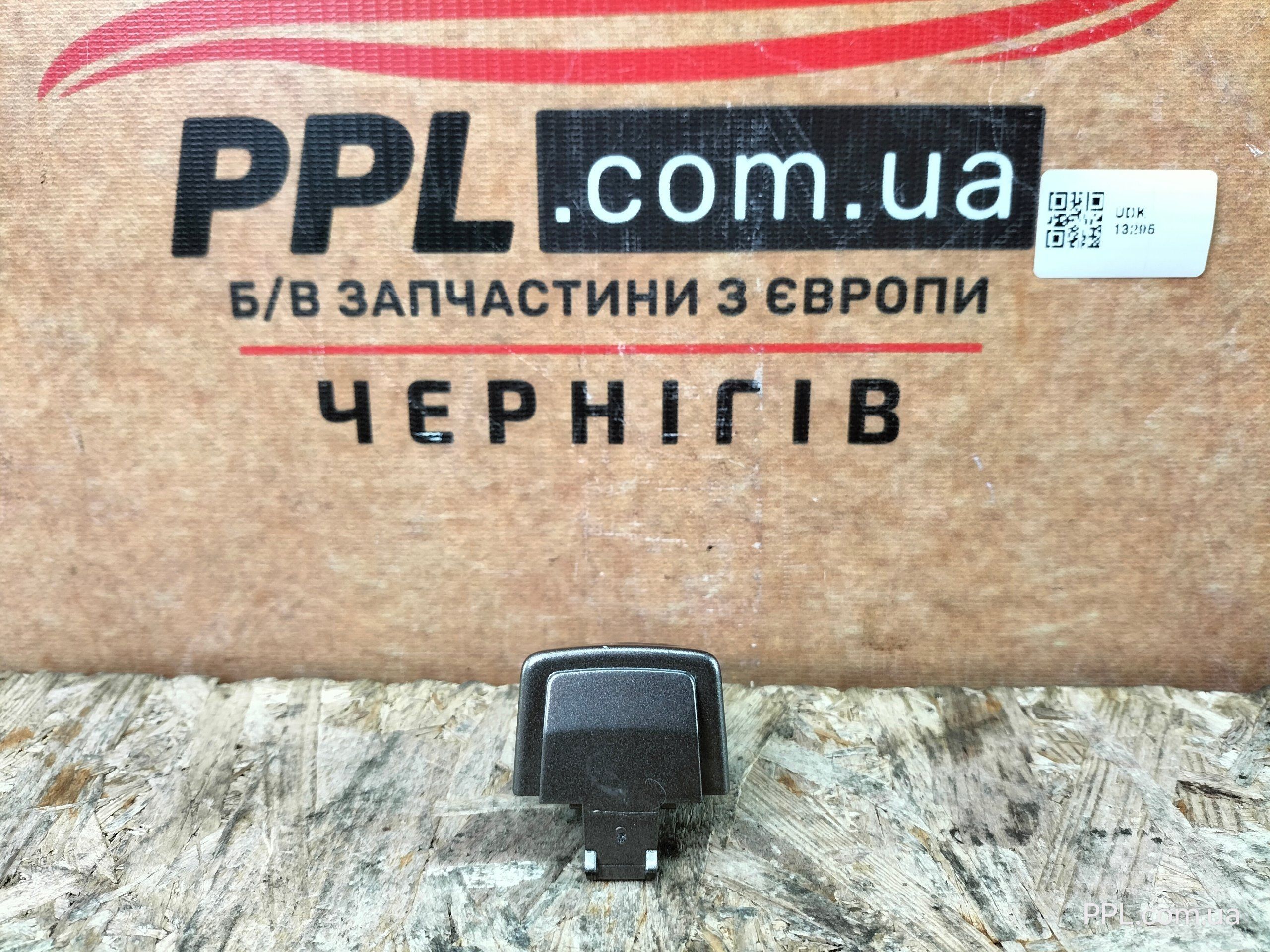 Land Rover Discovery 3 04-09 заглушка ручки передней левой CXJ500030