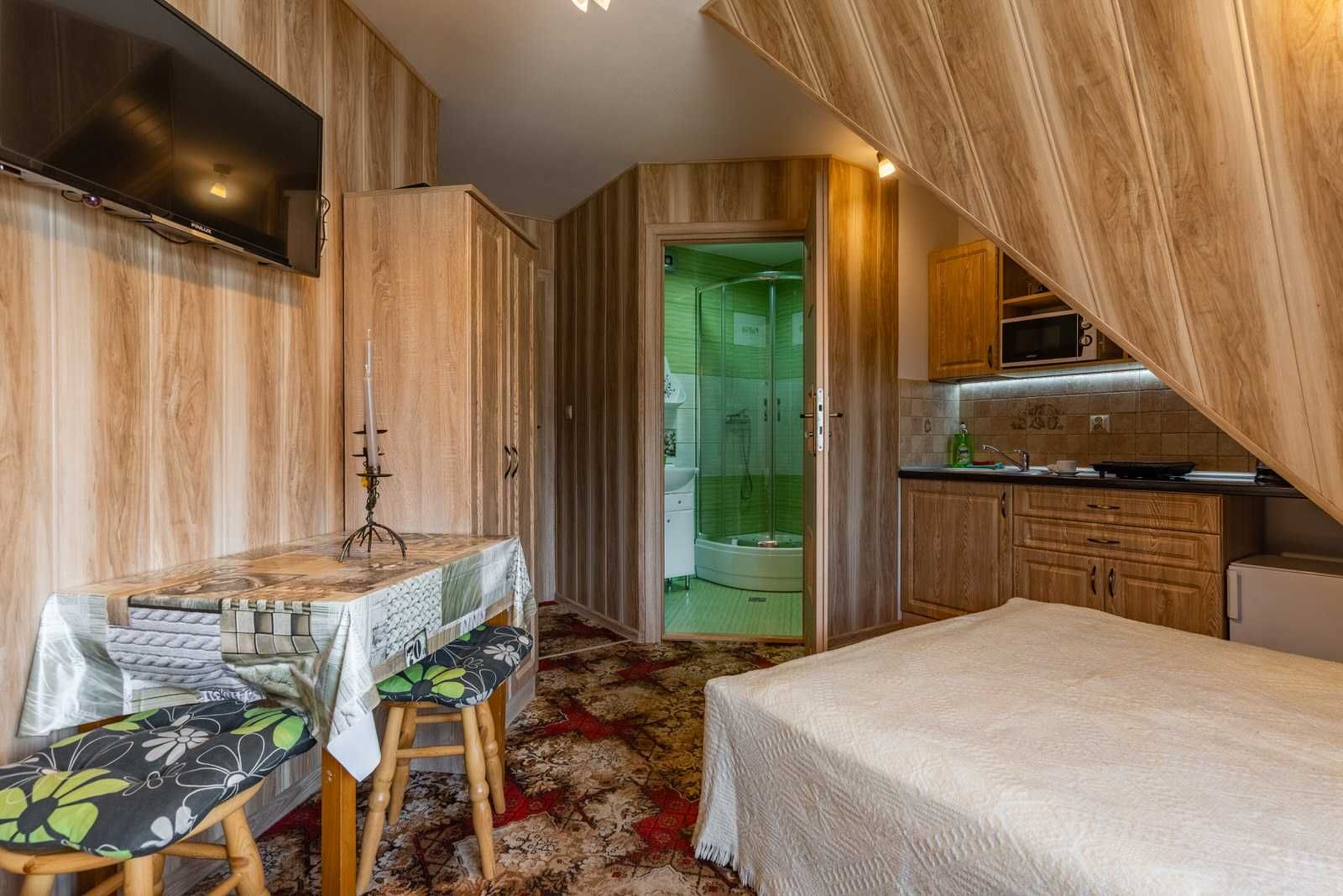 pokoje typu studio każdy z łazienką, aneksem kuchennym balkonem widok