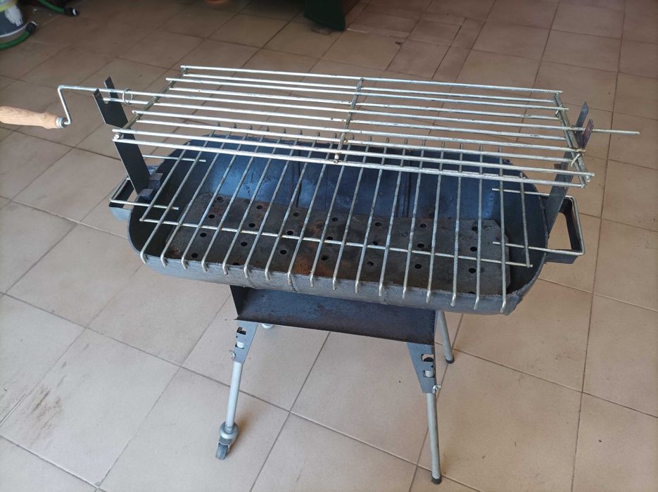 Grelhador portátil de ferro fundido com rodinhas