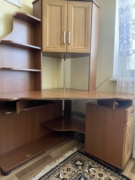 Компʼютерний/письмовий кутовий стіл з надбудовою