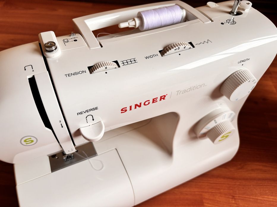 Продам швейную машинку Singer Tradition 2273