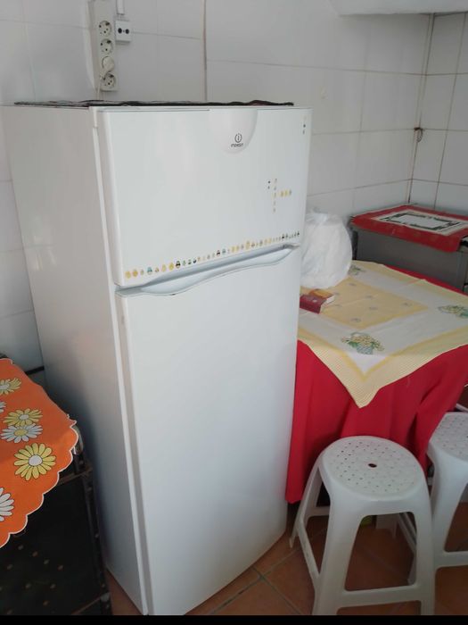 3 mesas (1 rectangular + 1 oval + 1 redonda) + 4 cadeiras + 4 bancos