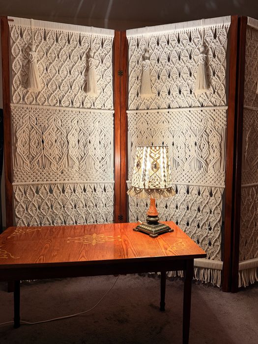 Лампа з бронзовими фігурками