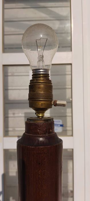 Candeeiro de pé alto