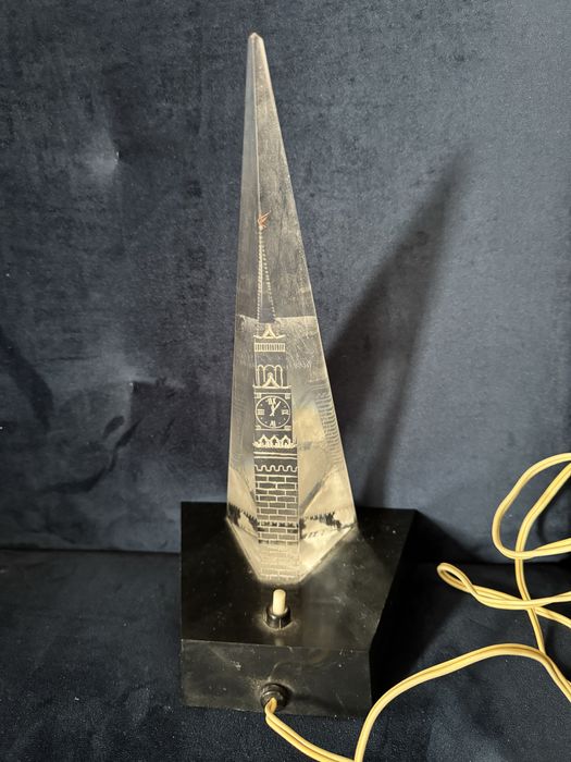 Lampa nocna z wieżą kremlowską