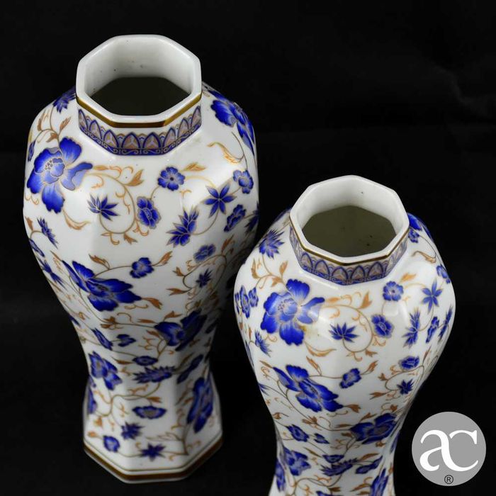 2 Jarras oitavadas em porcelana NG, ricamente decorada em azul e ouro