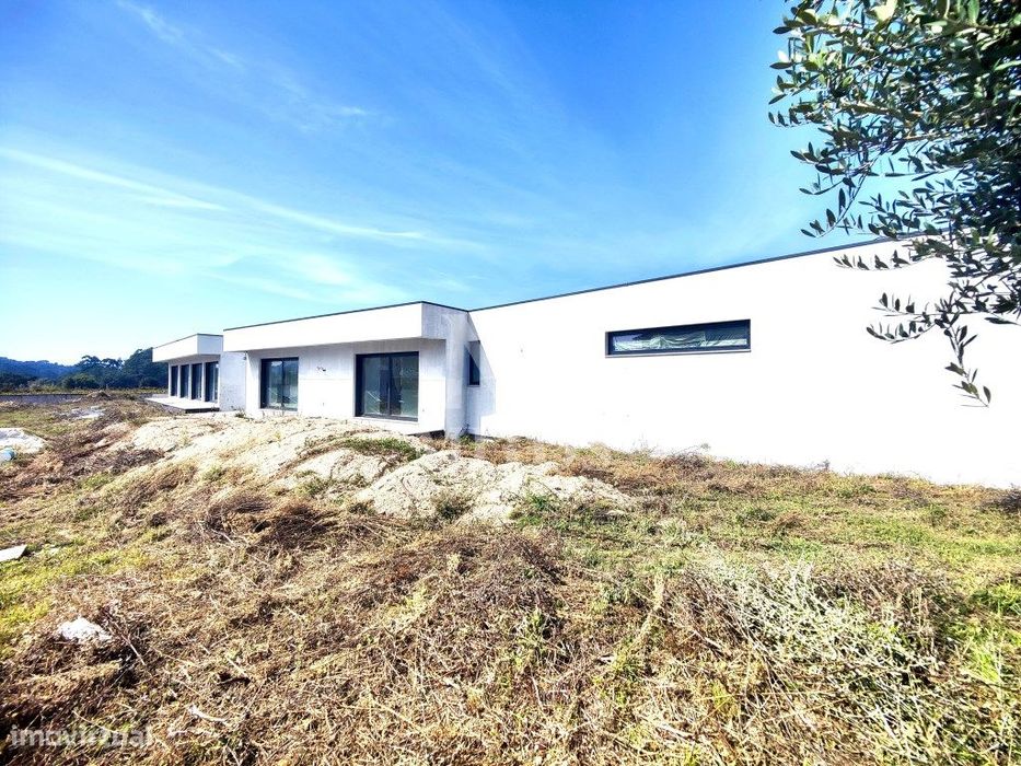 Moradia T4 térrea, situada em Forjães