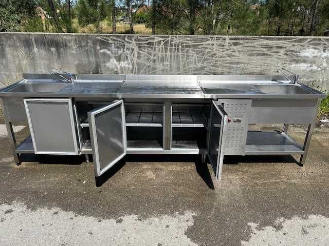 Uma bancada em inox usada