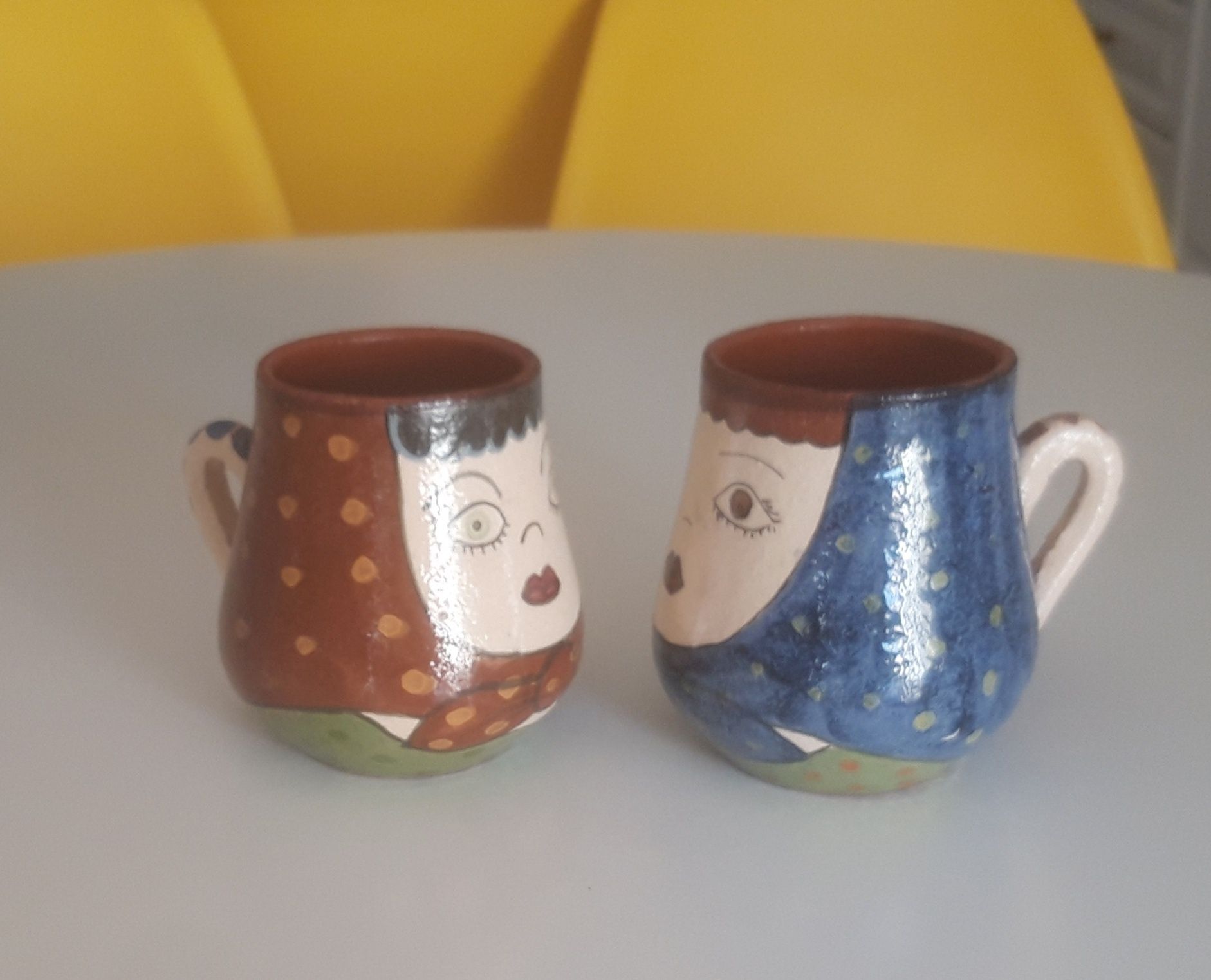 Canecas de barro vidrado lindas ceifeiras