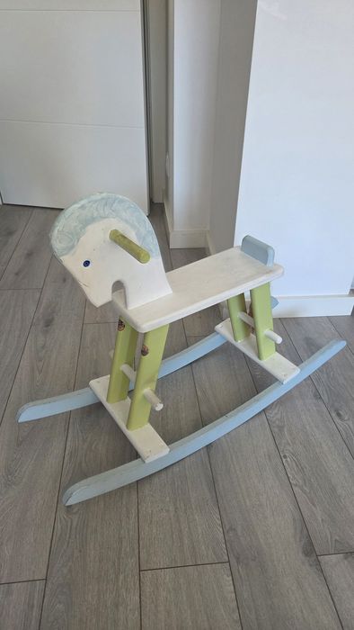 Cavalo baloiço de madeira para criança