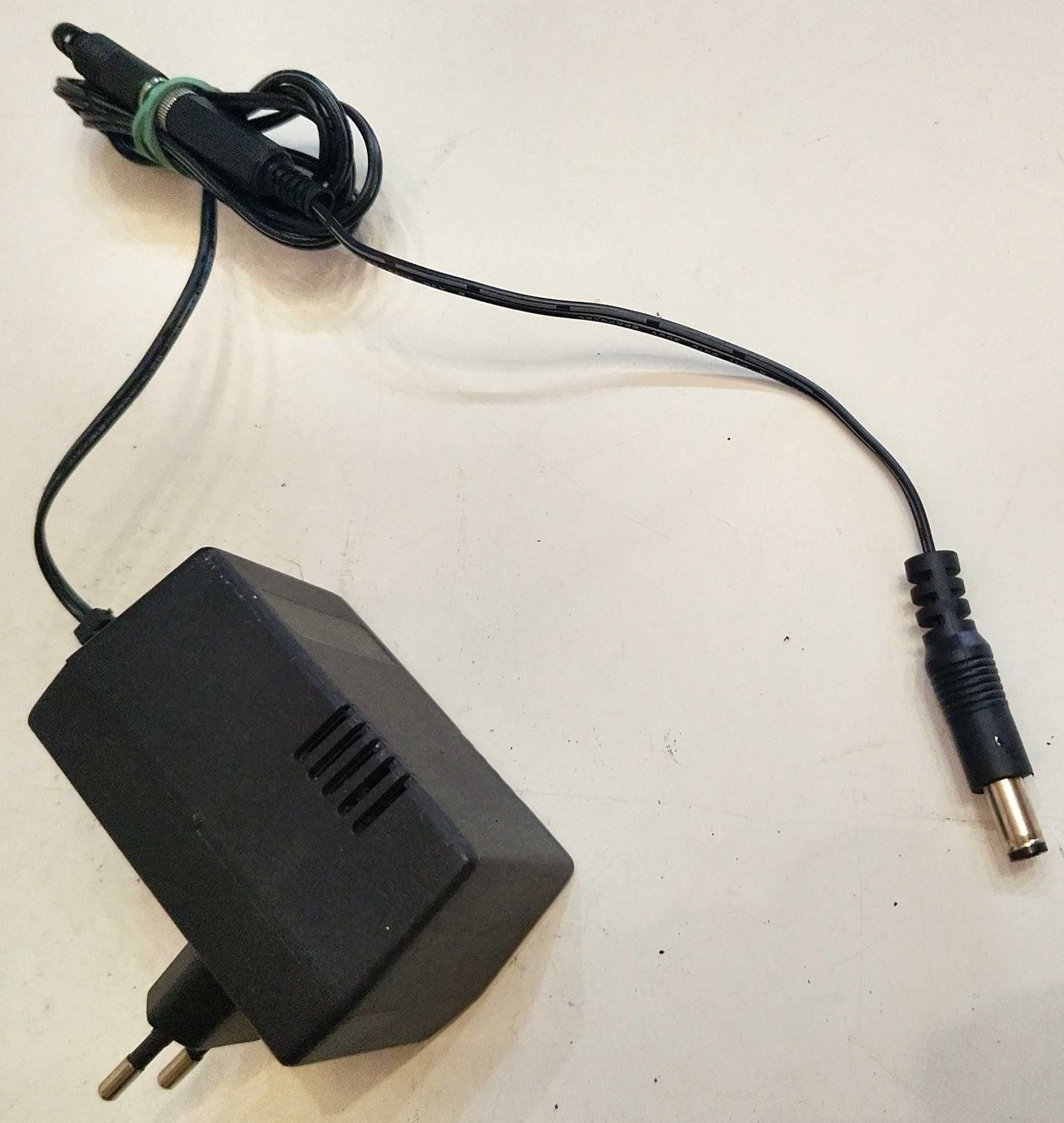 Zasilacz ( Ładowarka )  do wkrętarek   20V Lux Tools wer. oryginalna