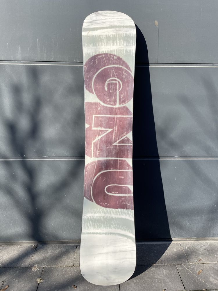 Snowboard GNU Carbon Credit Skate Banana w rozmiarze 159Wide