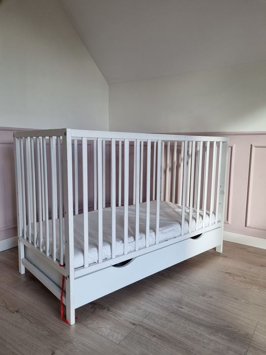 Łóżeczko niemowlęce z szufladą