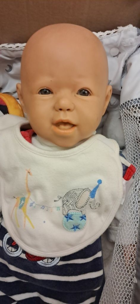 Baby reborn  50 cm com enxoval e berço.