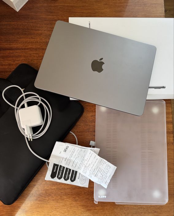 Macbook air 13 m3 8/256 на гарантии