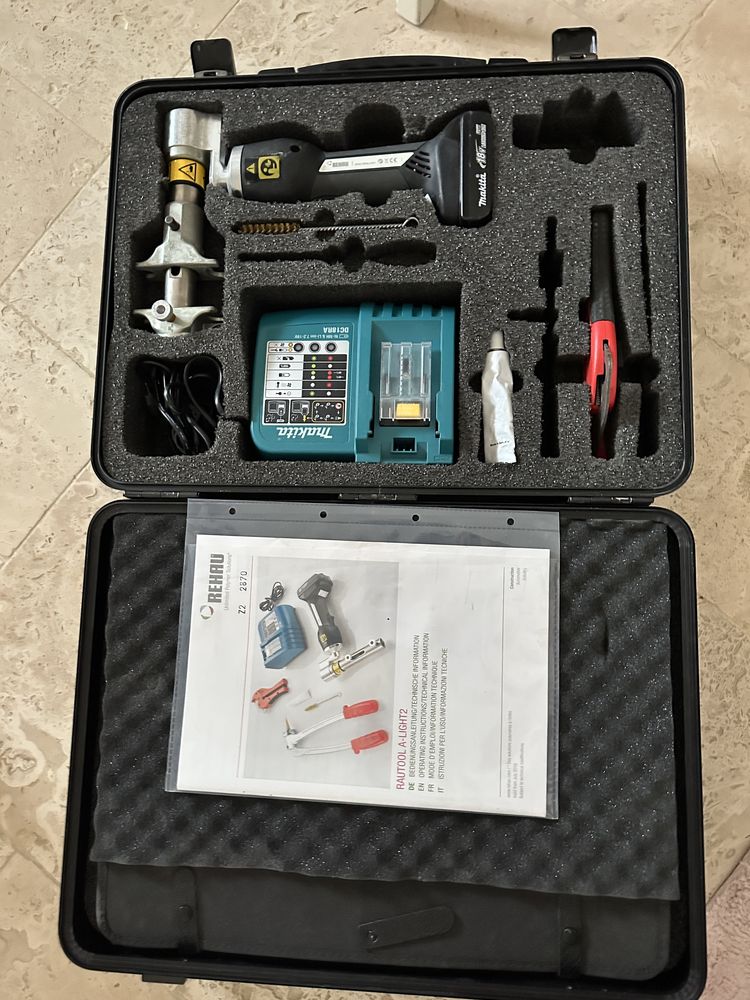 Zaciskarka elektryczna Makita - Rehau