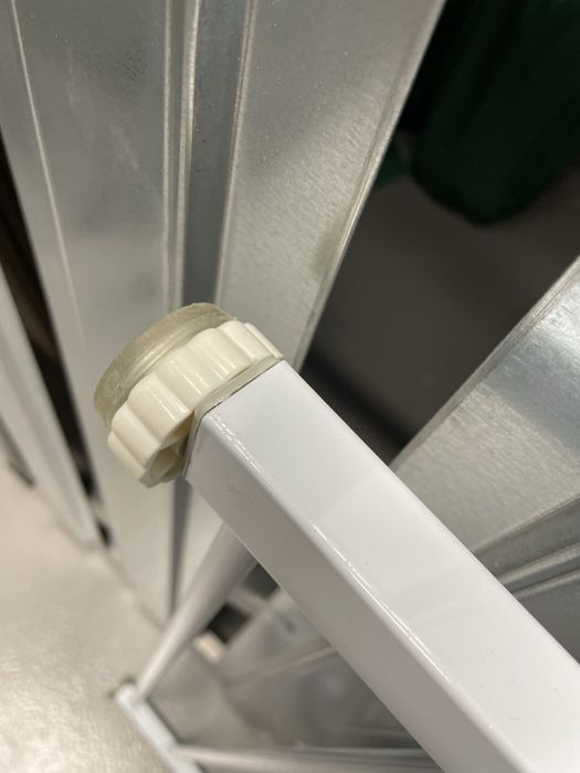 Bramka zabezpieczajace zwierzeta dzieci biała