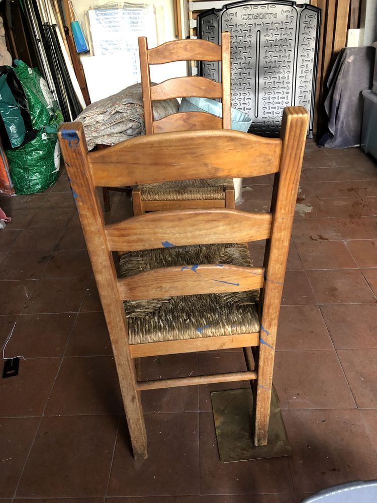 Mesa de abas rebatíveis e 2 cadeiras para restauro