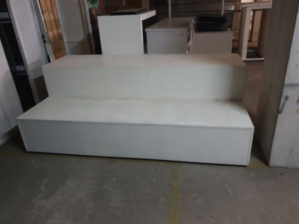 Movel usado em escada