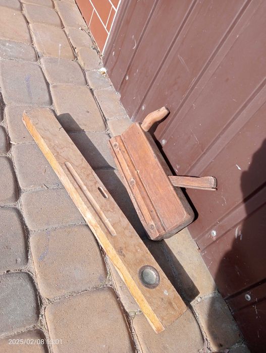 Zabytkowa drewniana poziomica + hebel zestaw